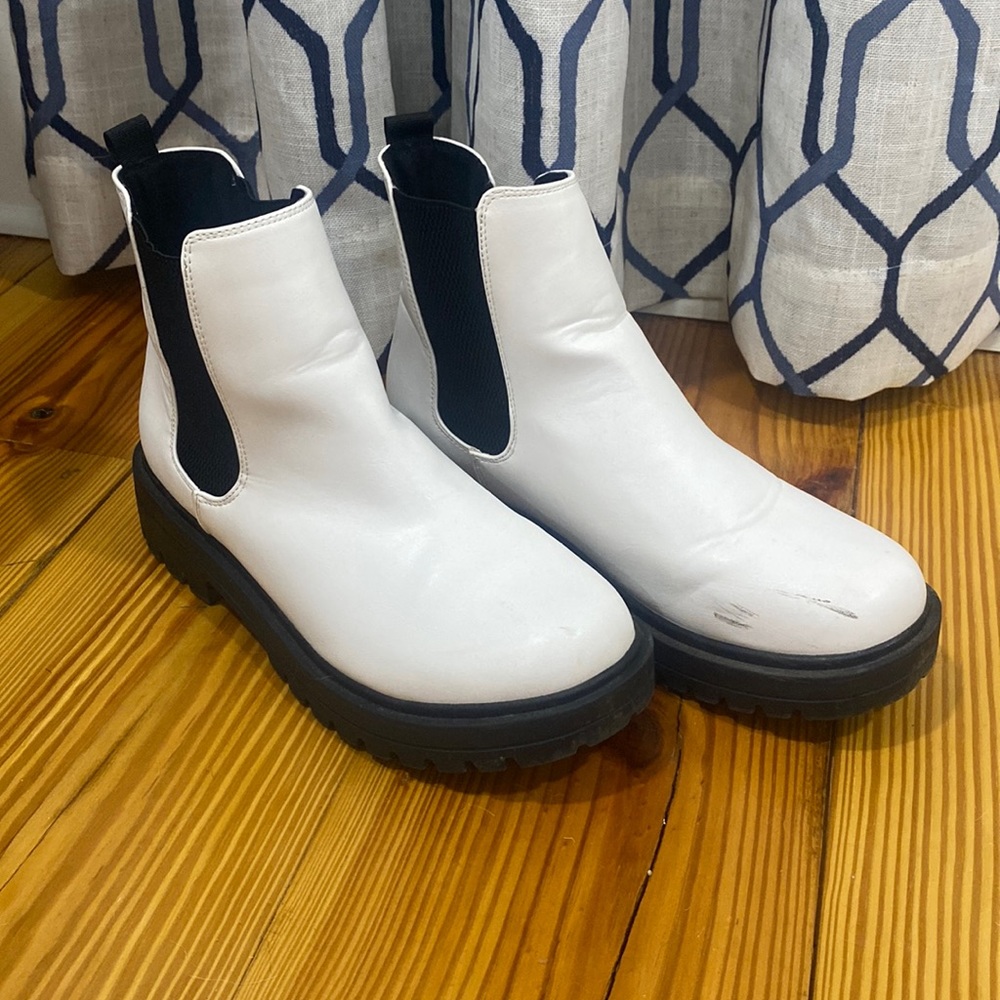 Women’s White Boots Size 11